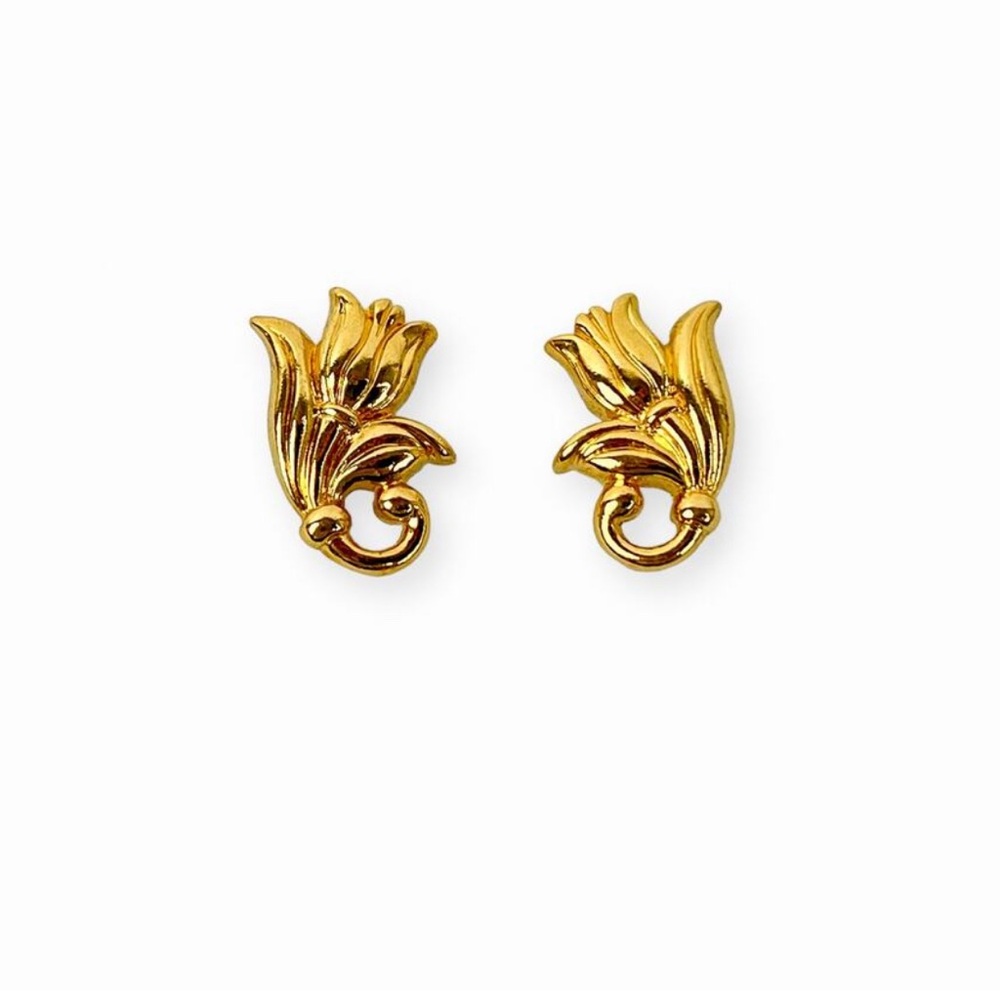Vintage 1990 Avon gold spring flower post earrings. Never worn w/original box